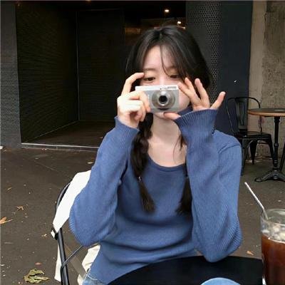 出墙红杏两家春